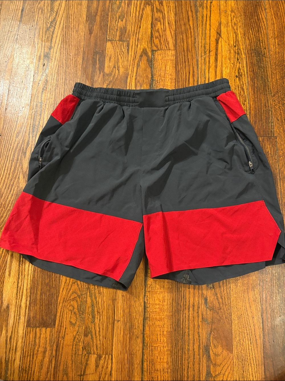 🎉Lululemon athletica Men's Charcoal and Red Athletic Shorts